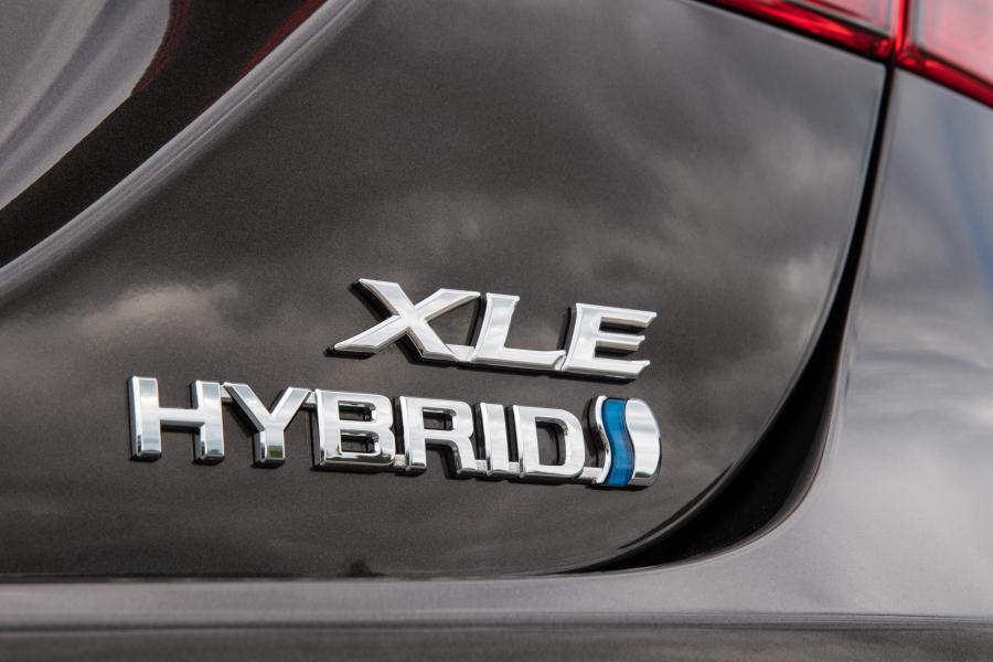 Логотип Toyota Camry Hybrid XLE 2017 года  (NA) (фото 8 из 40)